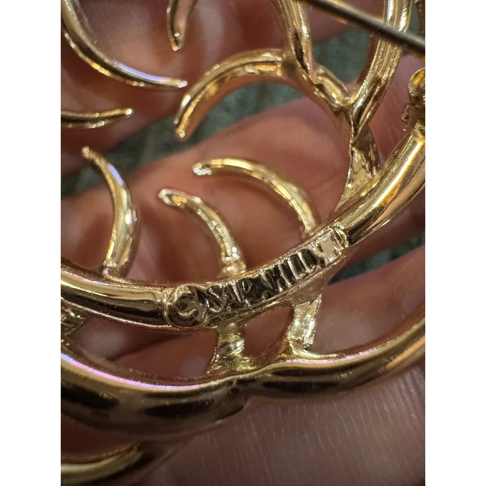 Sarah ... Gold Tone Swirl Brooch Pin Textured Openwork Geometric Abstract Womens